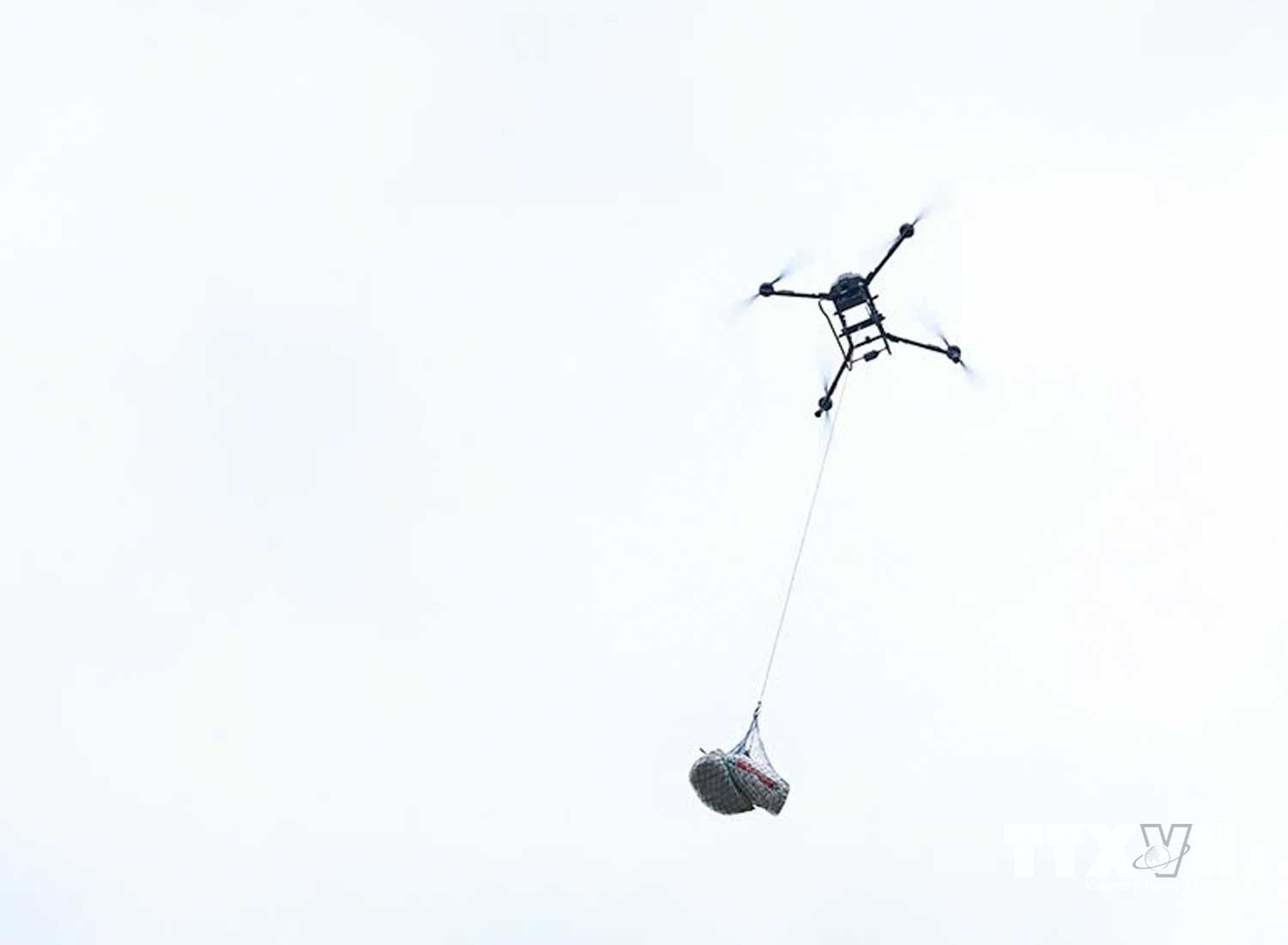 Vận hành dịch vụ vận chuyển hàng hóa, nông sản bằng thiết bị bay không người lái (UAV). (Ảnh: TTXVN phát)